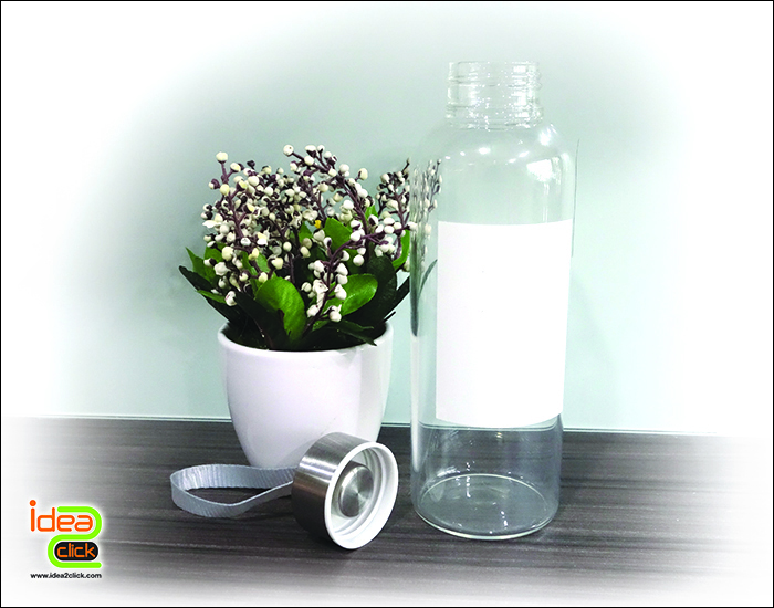 ขวดแก้วใสทรงกลมมีแถบสี่เหลี่ยม พิมพ์ภาพ