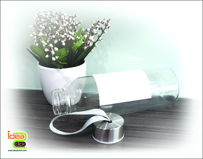 ขวดแก้วใสทรงกลมมีแถบสี่เหลี่ยม พิมพ์ภาพ