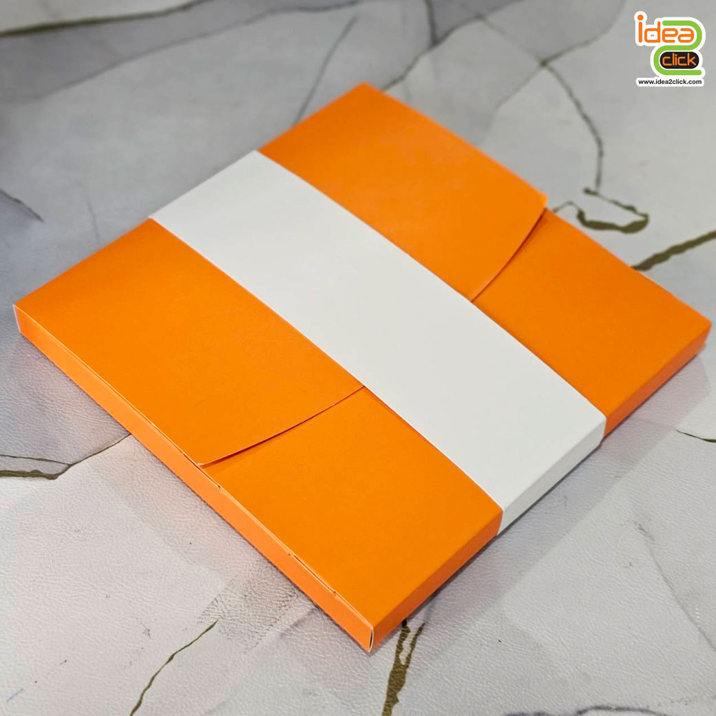 กล่องใส่เสื้อยืด T-Shirt กล่องกระดาษคราฟท์คุณภาพดี มาพร้อมสายคาดสีขาว สามารถติดสติ๊กเกอร์โลโก้เองได้ 