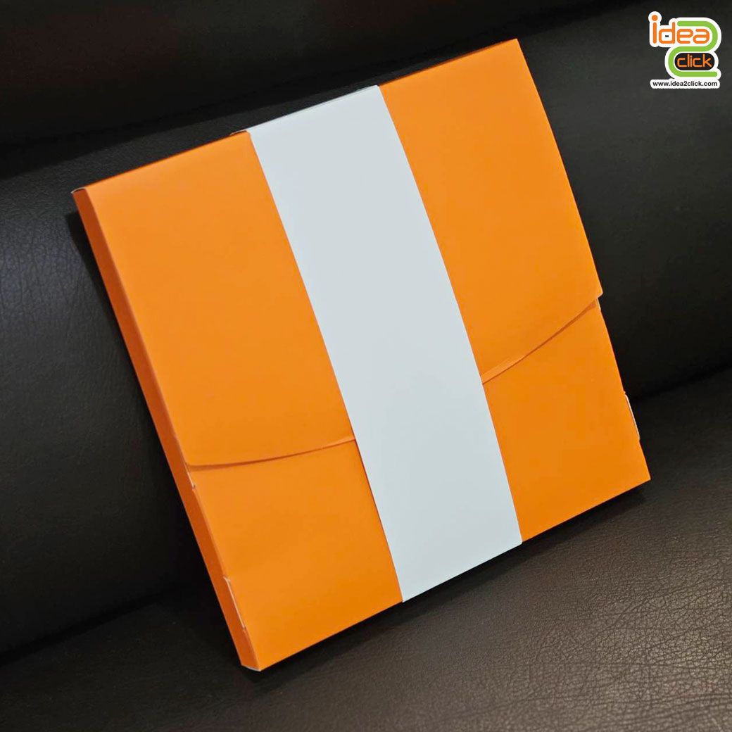 กล่องใส่เสื้อยืด T-Shirt กล่องกระดาษคราฟท์คุณภาพดี มาพร้อมสายคาดสีขาว สามารถติดสติ๊กเกอร์โลโก้เองได้ 