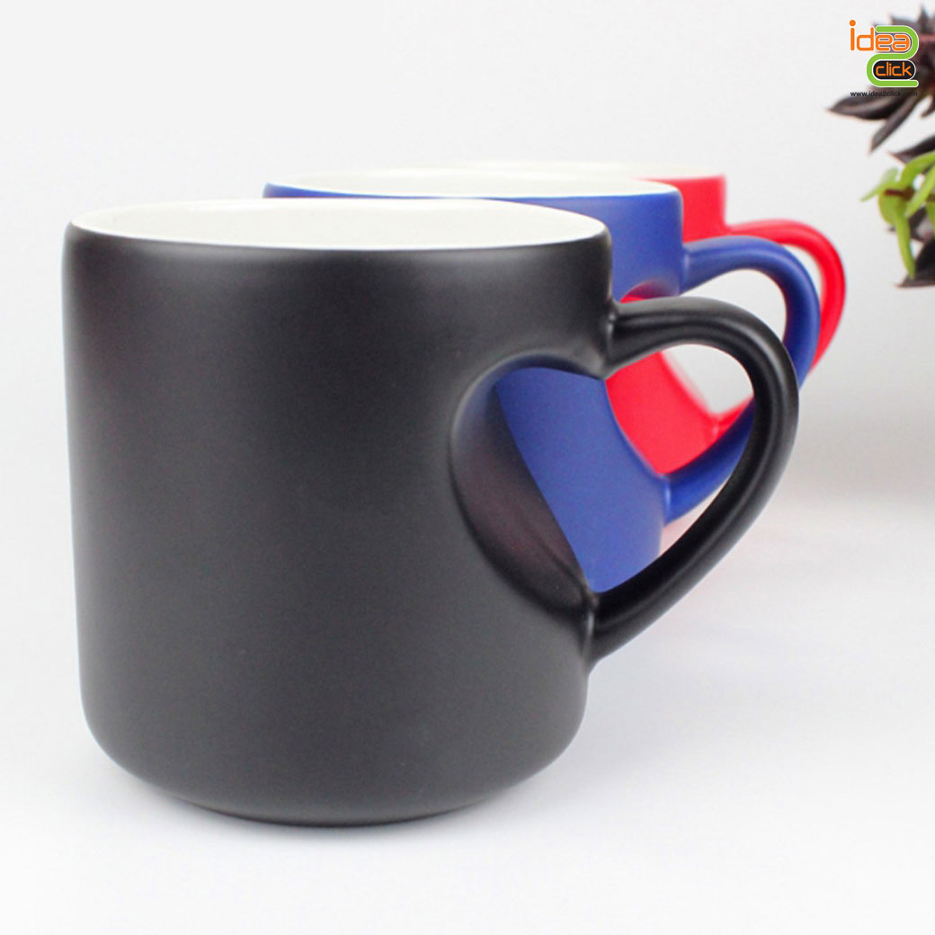 แก้วเซรามิคหูเว้าหัวใจเนื้อด้านเปลี่ยนสีเมื่อใส่น้ำร้อน