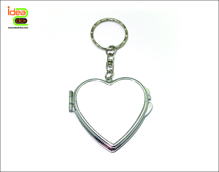 พวงกุญแจรูปหัวใจด้านในกระจกเงา