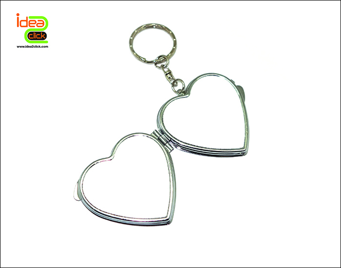 พวงกุญแจรูปหัวใจด้านในกระจกเงา