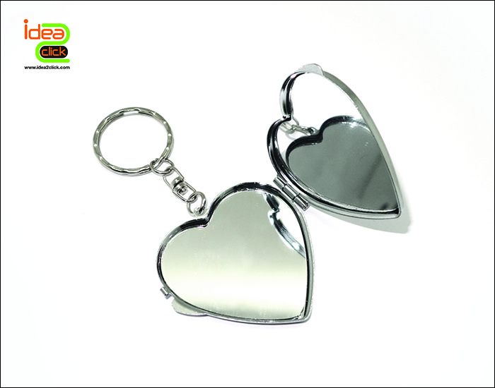 พวงกุญแจรูปหัวใจด้านในกระจกเงา