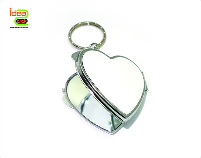 พวงกุญแจรูปหัวใจด้านในกระจกเงา